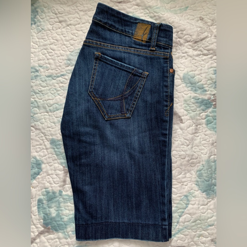 🍉!IT Jean shorts, some stretch medium denim, straight, Bermuda, low rise 28, EUC